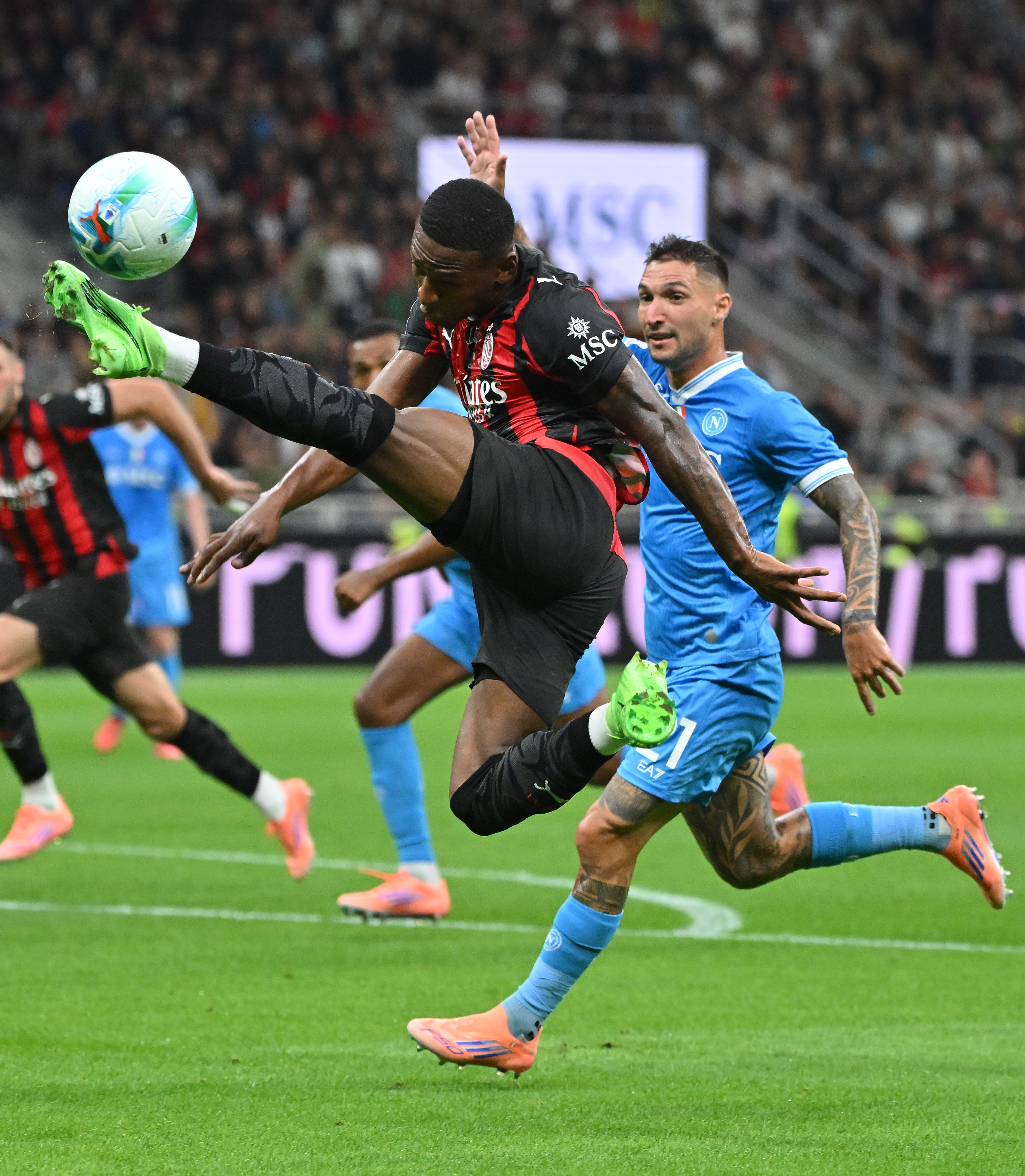 国际米兰意甲战胜尤文图斯，劳塔罗建功(冠军相?国米豪取意甲5连胜 领先米兰7分尤文10分)